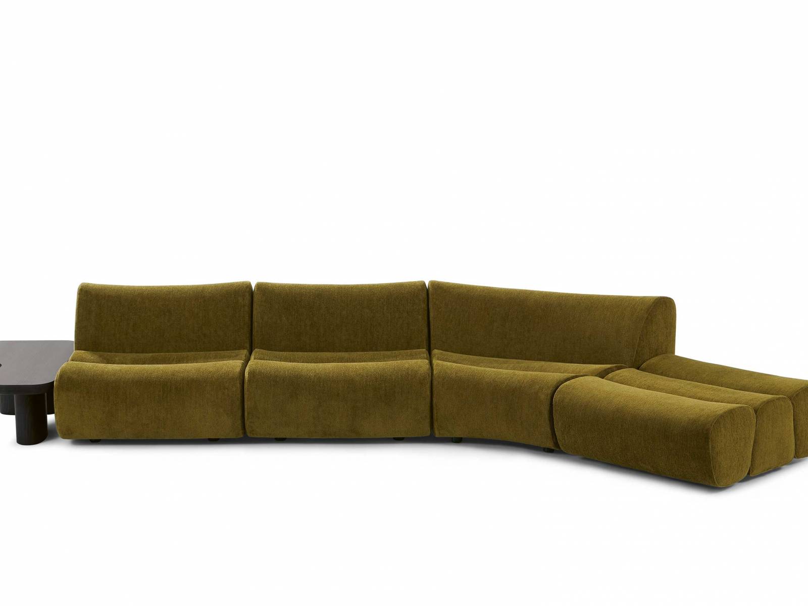 Wer «Ernest» sehen wollte, musste geduldig anstehen. Denn Jean-Marie Massaud hat das Sofa für Poliform entworfen - und der Andrang am Stand des italienischen Unternehmens war riesig. Die Zusammenstellung von «Ernest» ist ebenso frei wie die Wahl des Bezugs, für den verschiedene Stoffe und Leder zur Verfügung stehen. POLIFORM.