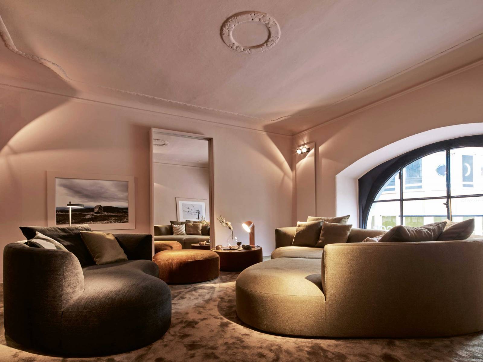 Der deutsche Sitzmöbelhersteller residierte wie immer im temporären Showroom in der Via Solferino im Brera Design District. Und wie immer lohnte sich ein Besuch - nicht nur wegen der Räumlichkeiten, sondern vor allem wegen der fein aufeinander abgestimmten Möbel. Zu den bemerkenswerten Neuheiten zählte das Sofa «Siwa» des spanischen Designstudios Altherr Désile Park. Foto: Laura Thiesbrummel. COR.