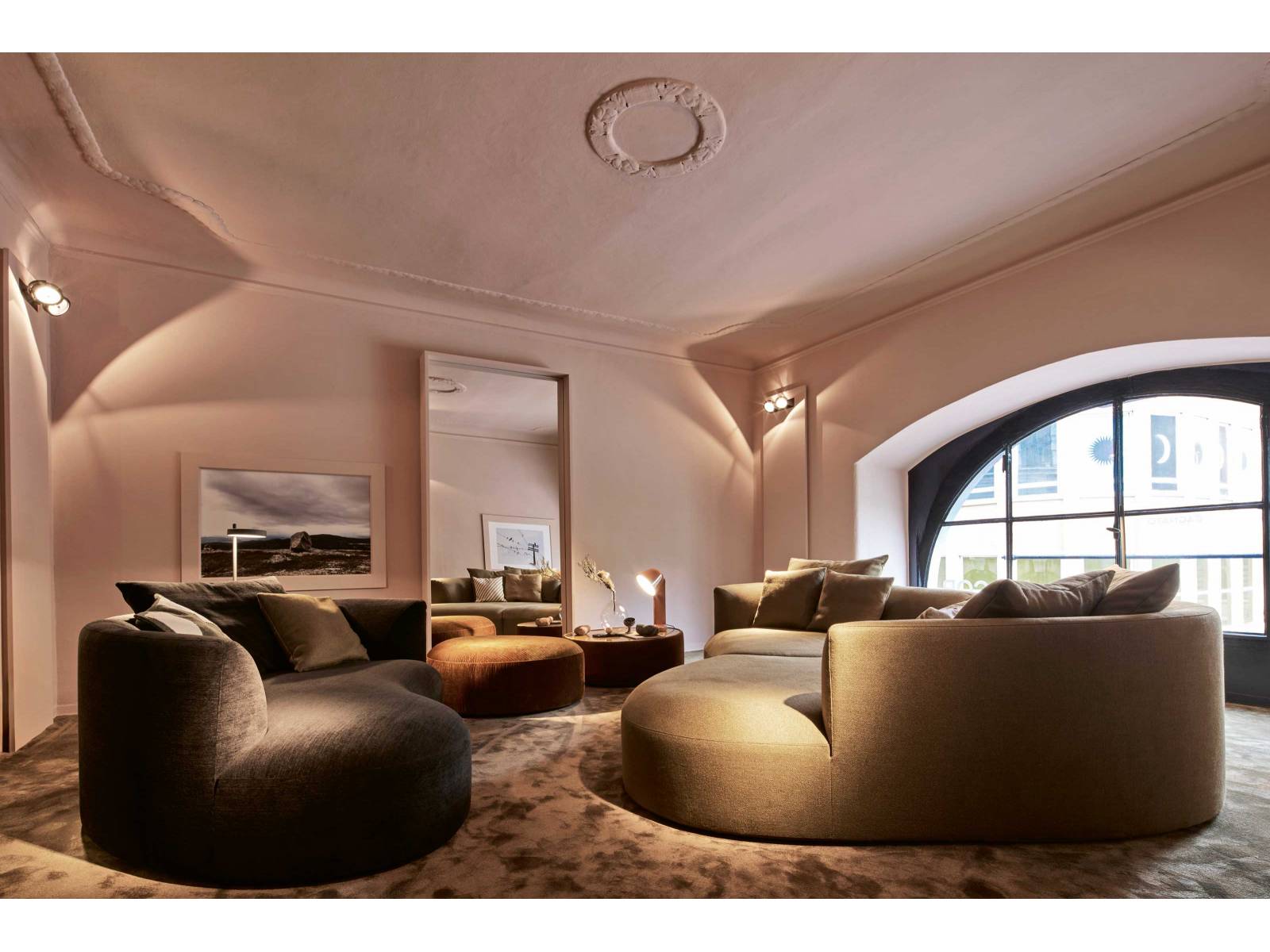 Der deutsche Sitzmöbelhersteller residierte wie immer im temporären Showroom in der Via Solferino im Brera Design District. Und wie immer lohnte sich ein Besuch - nicht nur wegen der Räumlichkeiten, sondern vor allem wegen der fein aufeinander abgestimmten Möbel. Zu den bemerkenswerten Neuheiten zählte das Sofa «Siwa» des spanischen Designstudios Altherr Désile Park. Foto: Laura Thiesbrummel. COR.