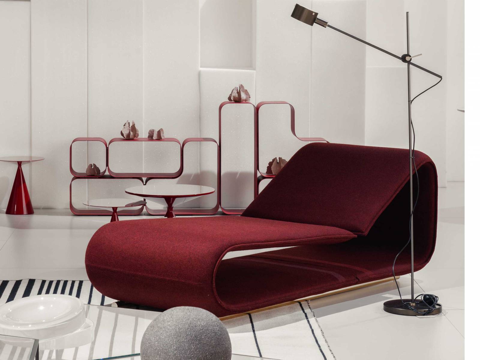 Die Chaiselongue der Kollektion «Clip» von Francesco Rota wirkt wie ein präzise gefaltetes Band. Die Betrachtung des Möbels aus verschiedenen Blickwinkeln verändert die Wahrnehmung seiner Geometrie. Auch Desalto setzte auf seinem Stand in Rho auf die Trendfarbe Bordeaux. DESALTO.