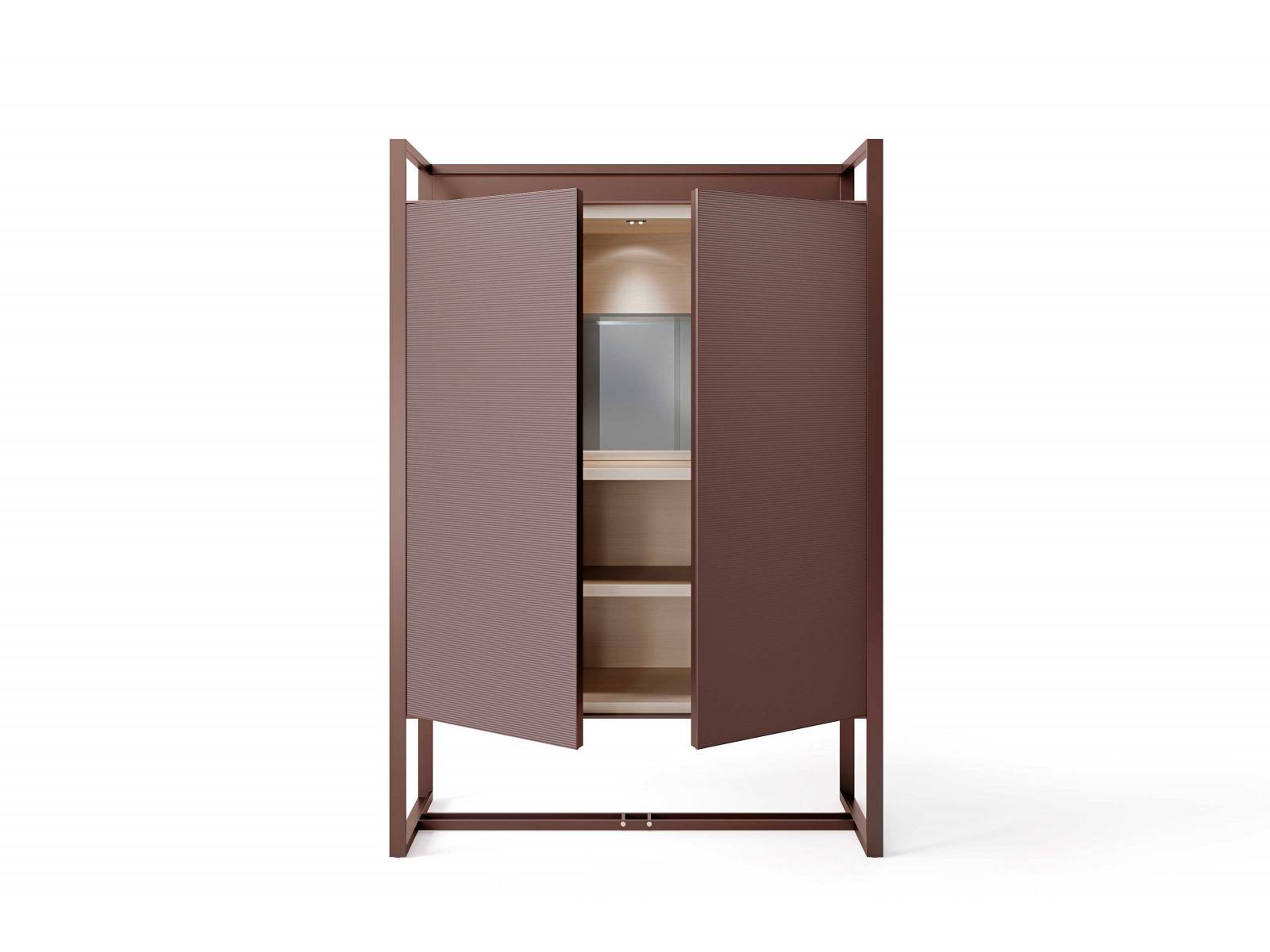 Der von Giuseppe Bavuso entworfene Barschrank «Rialto» zeichnet sich durch ein Brückenelement aus stranggepresstem Metall aus, das dem Möbel Leichtigkeit und Transparenz verleiht. Die Struktur ist in 46 Farben erhältlich, für die Türen stehen glänzendes und mattes Glas sowie Holz zur Auswahl. RIMADESIO.