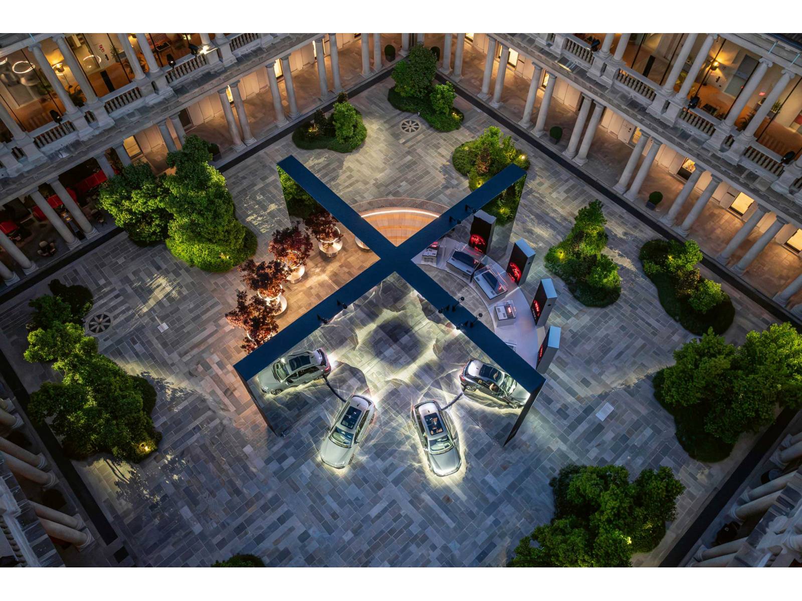 Im Innenhof des ehemaligen Erzbischöflichen Priesterseminars präsentierte Audi die visionäre Ausstellung «Reflaction». Konzipiert von Studio Bjarke Ingels wurde dem Publikum ein inspirierendes und fesselndes Zusammenspiel von Technologie und Design geboten, wobei zum ersten Mal das neue Mitglied der Audi-Familie, der «Q6 e-tron», zu sehen war. Ein Besuch lohnte sich vor allem für diejenigen, die sich neben innovativer Technik auch für gute Architektur interessierten: Das Gebäude, das seit 2022 das Luxushotel Portrait Milano beherbergt, wurde von Michele De Lucchi restauriert. AUDI / LUNGARNO COLLECTION.