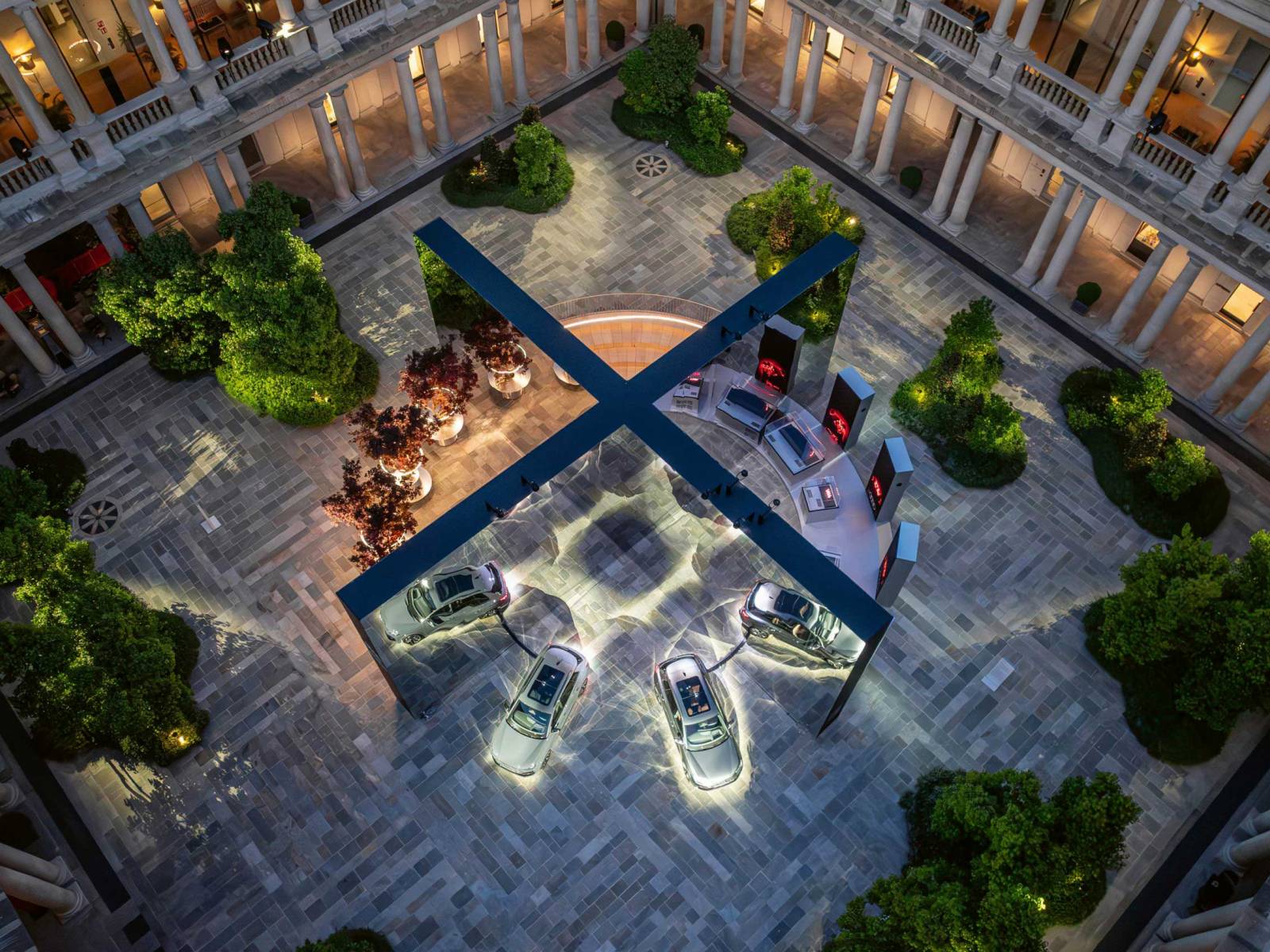 Im Innenhof des ehemaligen Erzbischöflichen Priesterseminars präsentierte Audi die visionäre Ausstellung «Reflaction». Konzipiert von Studio Bjarke Ingels wurde dem Publikum ein inspirierendes und fesselndes Zusammenspiel von Technologie und Design geboten, wobei zum ersten Mal das neue Mitglied der Audi-Familie, der «Q6 e-tron», zu sehen war. Ein Besuch lohnte sich vor allem für diejenigen, die sich neben innovativer Technik auch für gute Architektur interessierten: Das Gebäude, das seit 2022 das Luxushotel Portrait Milano beherbergt, wurde von Michele De Lucchi restauriert. AUDI / LUNGARNO COLLECTION.