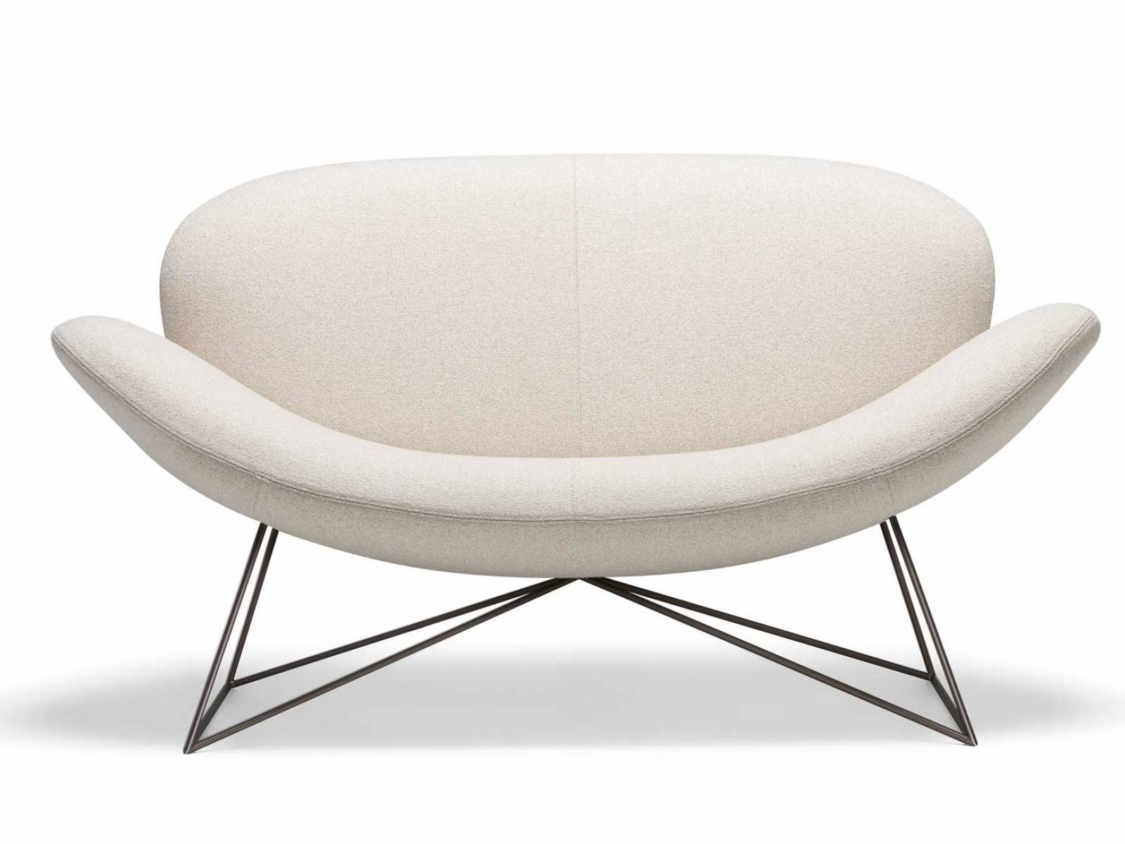 Noch nicht ganz hundert Jahre alt, aber immerhin schon 90 wird Molteni & C. in diesem Jahr. In Anlehnung an das eigene grosse Erbe hat die italienische Traditionsmarke das ikonische Sofa «Due Foglie» von Gio Ponti neu aufgelegt. MOLTENI & C.