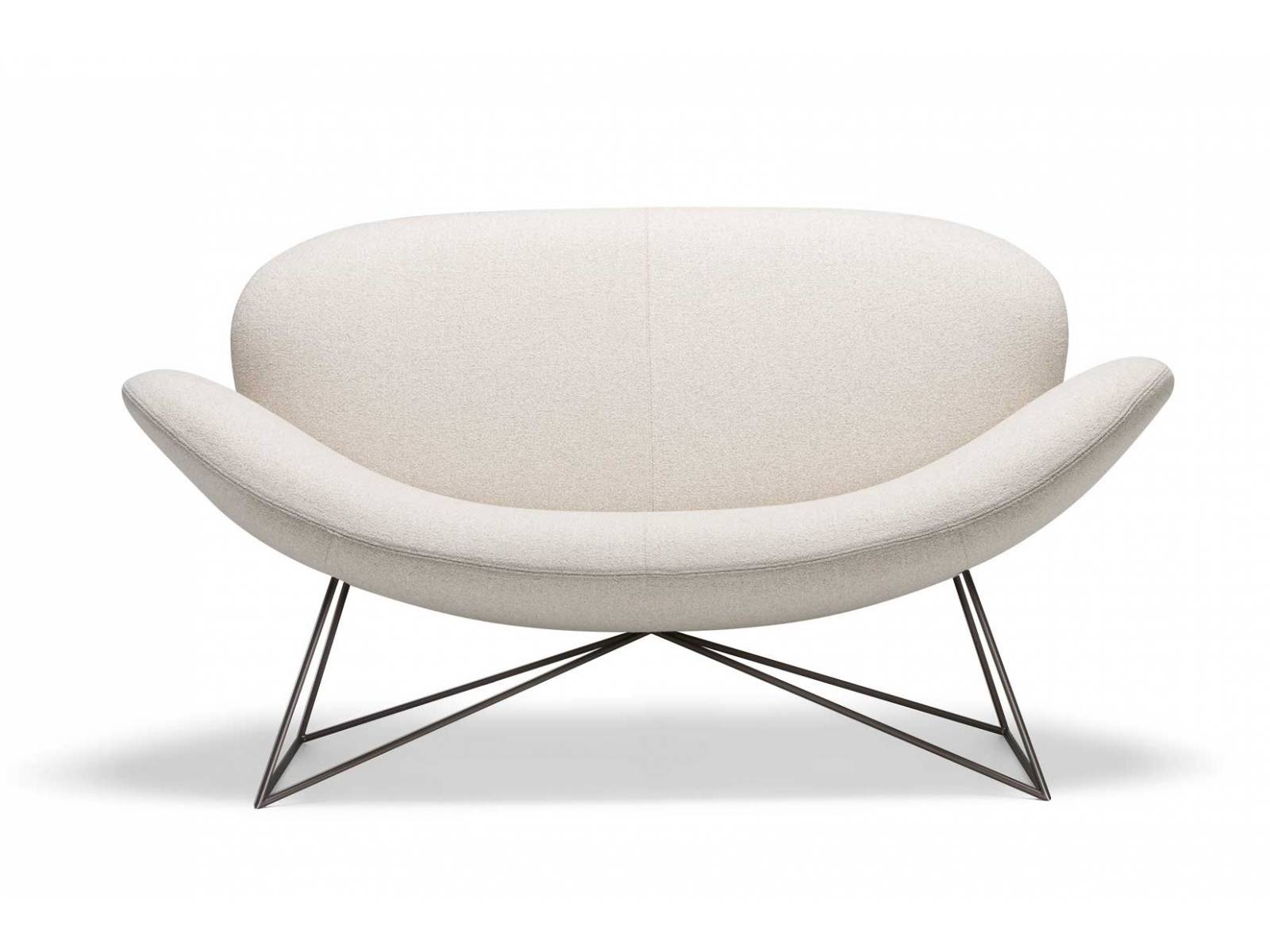 Noch nicht ganz hundert Jahre alt, aber immerhin schon 90 wird Molteni &amp; C. in diesem Jahr. In Anlehnung an das eigene grosse Erbe hat die italienische Traditionsmarke das ikonische Sofa «Due Foglie» von Gio Ponti neu aufgelegt. MOLTENI &amp; C.