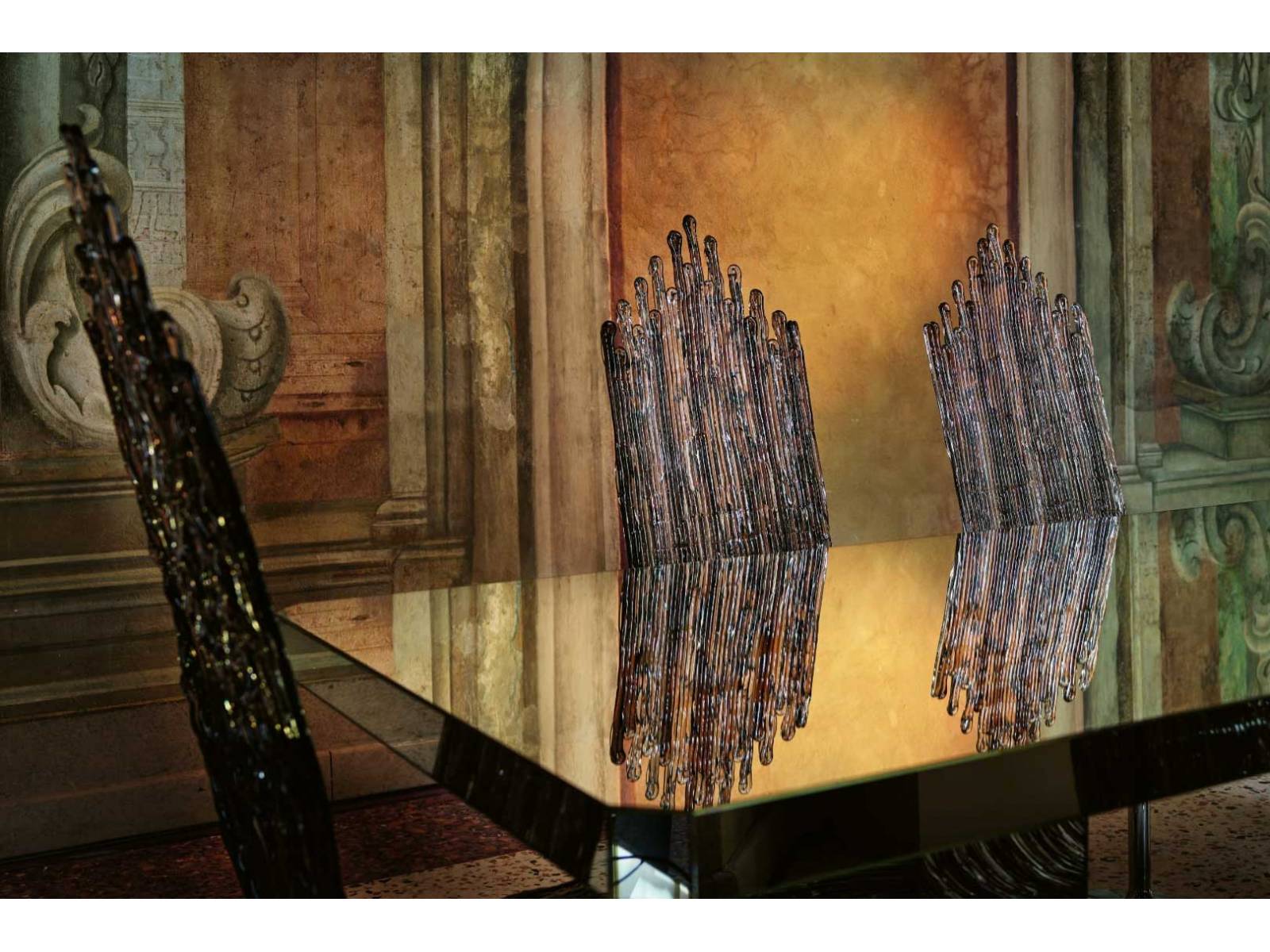 Spiegelflächen liegen 2024 voll im Trend. Jacopo Foggini fertigte gleich einen ganzen Tisch daraus, den er passenderweise «Phantom» nannte. Im Raum scheint sich das Möbel regelrecht aufzulösen, da es alles um sich herum reflektiert. EDRA.