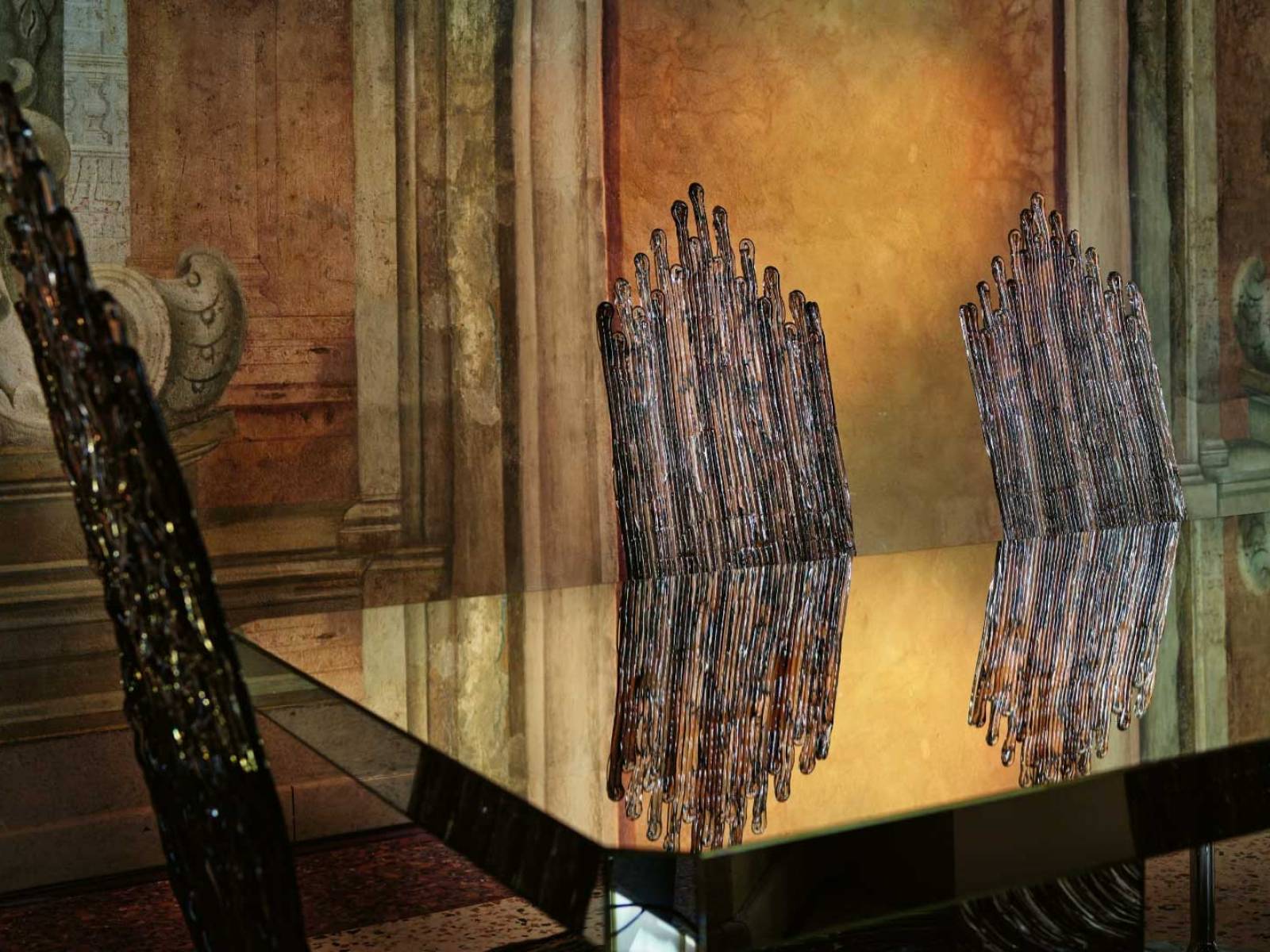 Spiegelflächen liegen 2024 voll im Trend. Jacopo Foggini fertigte gleich einen ganzen Tisch daraus, den er passenderweise «Phantom» nannte. Im Raum scheint sich das Möbel regelrecht aufzulösen, da es alles um sich herum reflektiert. EDRA.