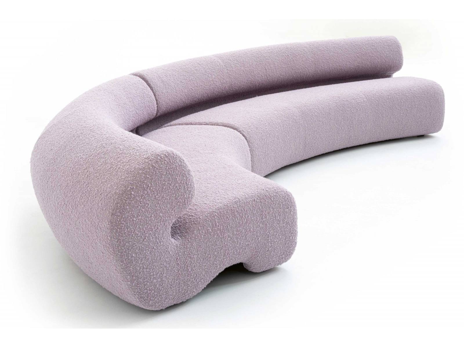 Das Sofa «Gruuve» ist von der freigeistigen Ästhetik der Siebzigerjahre inspiriert. Deshalb steht es auch am besten mitten im Raum, wo sein schöner Schwung und die abgerundeten Profile am wirkungsvollsten zur Geltung kommen. Design: Patricia Urquiola. Foto: Studio Eye. MOROSO.