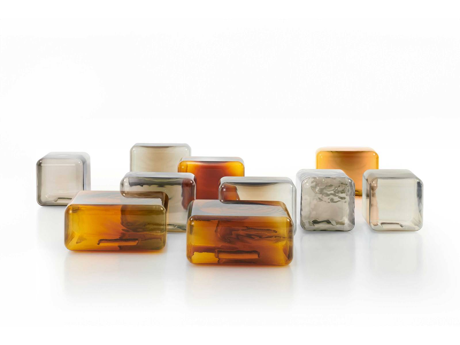 Wie polierter Bernstein wirken die Glasobjekte von Sabine Marcelis, die für ihren poetischen Umgang mit spiegelnden Oberflächen und Farbnuancen bekannt ist. Sie können Couchtische, Beistelltische oder einfach Objekte sein, die die Schönheit des Materials reflektieren und mit Licht und Schatten spielen. ACERBIS.