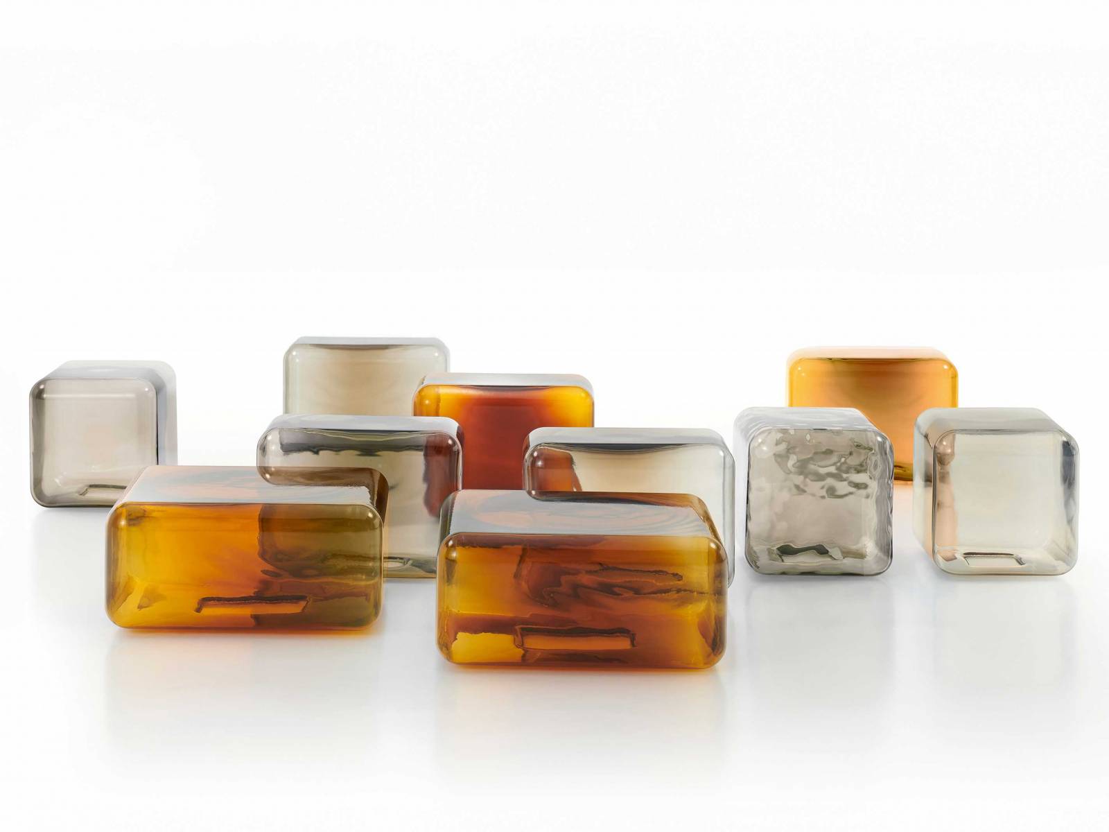 Wie polierter Bernstein wirken die Glasobjekte von Sabine Marcelis, die für ihren poetischen Umgang mit spiegelnden Oberflächen und Farbnuancen bekannt ist. Sie können Couchtische, Beistelltische oder einfach Objekte sein, die die Schönheit des Materials reflektieren und mit Licht und Schatten spielen. ACERBIS.