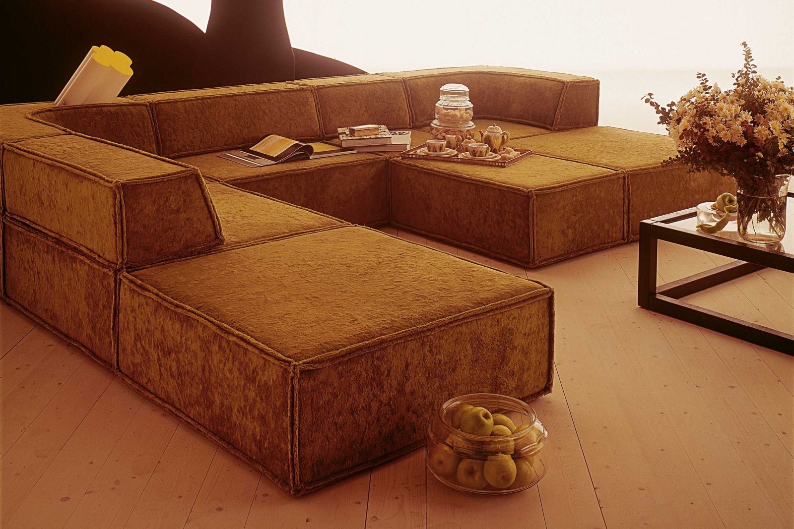 Zu seinem 50. Geburtstag wird das Sitzmöbel «Trio» in feine Jubiläumsstoffe gekleidet. Die Farbpalette reicht dabei von sanften Naturtönen über klassische Grau-Abstufungen bis zu kräftigem Messinggelb, Gletscherblau, Petrol sowie tiefem Tannengrün und dezentem Mauve. COR.DE