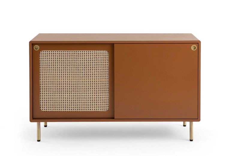 Die Kommode «Redpop» ziert eine Tür aus Rattangeflecht, die an den Stil der 1950er-Jahre erinnert. Das Stauraummöbel gibt es mit in Nussholz furnierten Schiebetüren, in der Farbe Graugrün sowie im satten Rotbraun heimischer Eichhörnchen. LAREDOUTE.CH