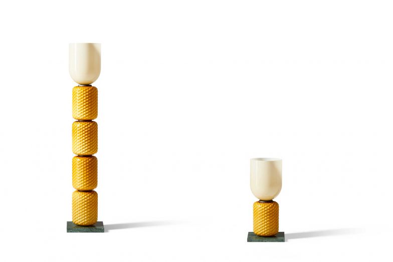«Ficupala» heisst die Steh- und Tischleuchte, die gleichermassen an den Stil der Postmoderne sowie des Art déco erinnert. Das edle Stück gibt es mit einem Sockel aus feinem Marquinia-Marmor, einem Diffusor aus geblasenem Glas und einem Korpus in verschiedenen Farben. CASSINA.COM, Foto: Luka Merli
