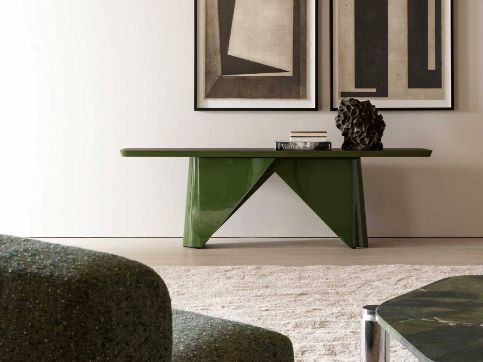 «Pénélope» schwankt zwischen Konsole und Skulptur: Zwei glänzend lackierte Stützen, die in einem eleganten Tanz gefangen scheinen, tragen eine Platte aus Holz oder Marmor. Dieses Möbelstück von Christophe Delcourt spielt mit Balance und Bewegung, ohne dabei seine Ruhe zu verlieren. MOLTENI.