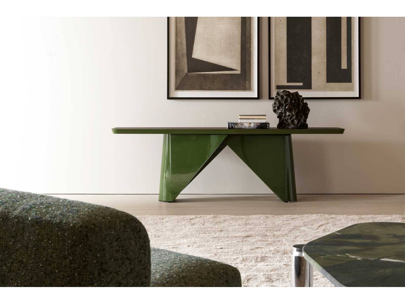 «Pénélope» schwankt zwischen Konsole und Skulptur: Zwei glänzend lackierte Stützen, die in einem eleganten Tanz gefangen scheinen, tragen eine Platte aus Holz oder Marmor. Dieses Möbelstück von Christophe Delcourt spielt mit Balance und Bewegung, ohne dabei seine Ruhe zu verlieren. MOLTENI.