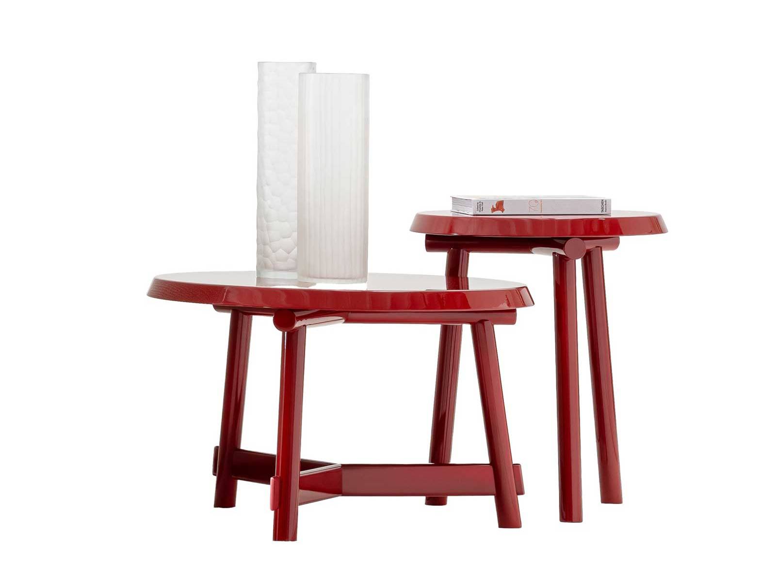 Das spezielle, von der japanischen Formensprache inspirierte Untergestell verleiht dem Beistelltisch «Hydra» eine ganz eigene Eleganz. Die Linienführung ist klar, die Konstruktion wirkt leicht und zugleich stabil - «Hydra» kann einzeln stehen oder zu einer Gruppe arrangiert werden. TALENTI.