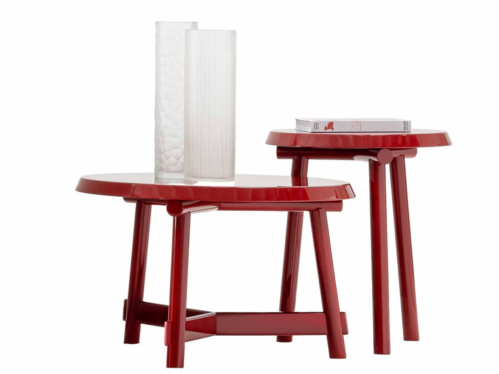 Das spezielle, von der japanischen Formensprache inspirierte Untergestell verleiht dem Beistelltisch «Hydra» eine ganz eigene Eleganz. Die Linienführung ist klar, die Konstruktion wirkt leicht und zugleich stabil - «Hydra» kann einzeln stehen oder zu einer Gruppe arrangiert werden. TALENTI.