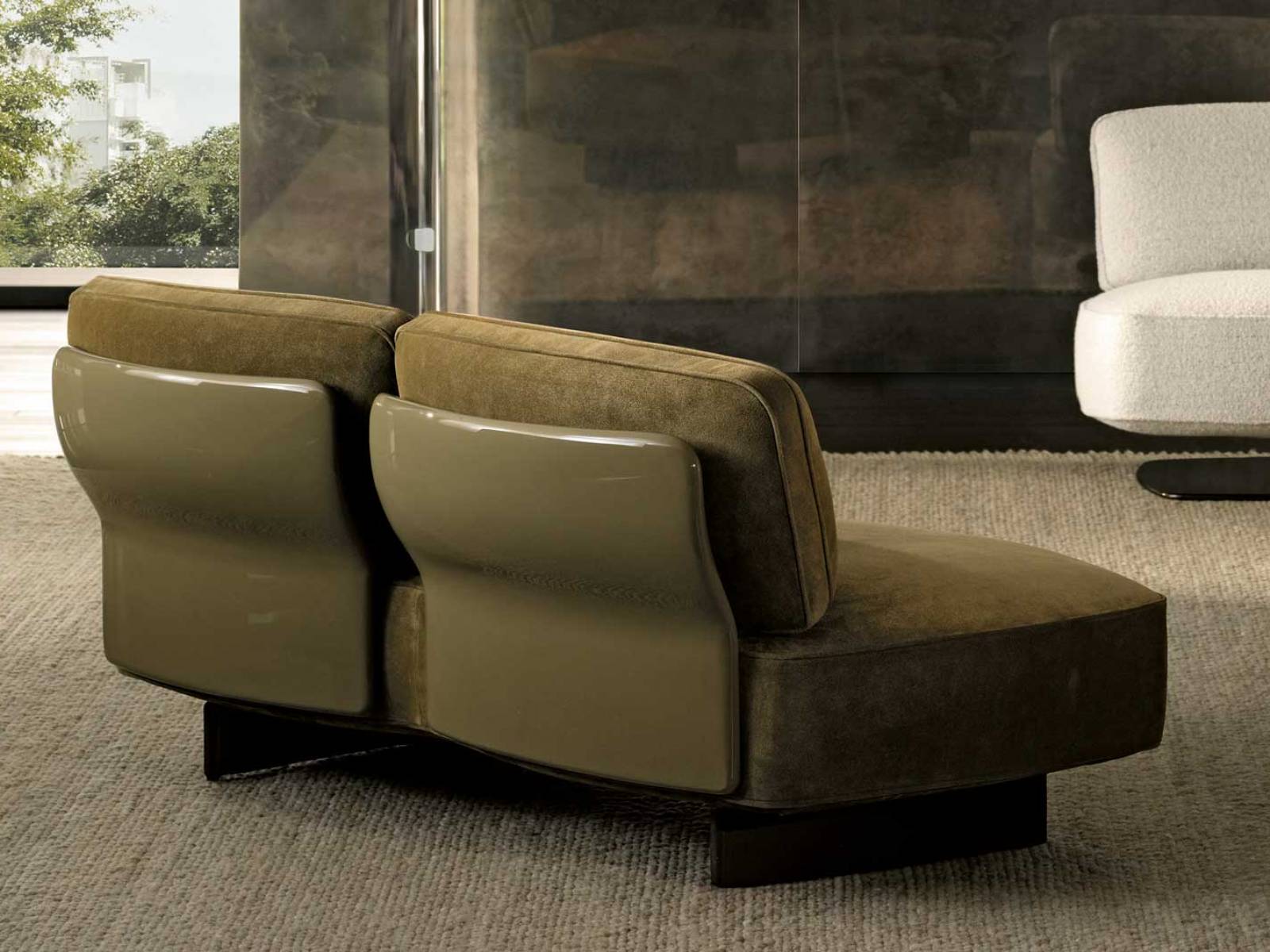 Geschwungene Paneele umschliessen die «Saki», als hätte jemand das Prinzip der Blüte auf Polstermöbel übertragen. Die feinen Einschnitte, die Farben, die Kombinier­barkeit – alles wirkt wie ein stilles Versprechen, dass Komfort und Eleganz auch leise auftreten dürfen. Design: Nendo. MINOTTI.