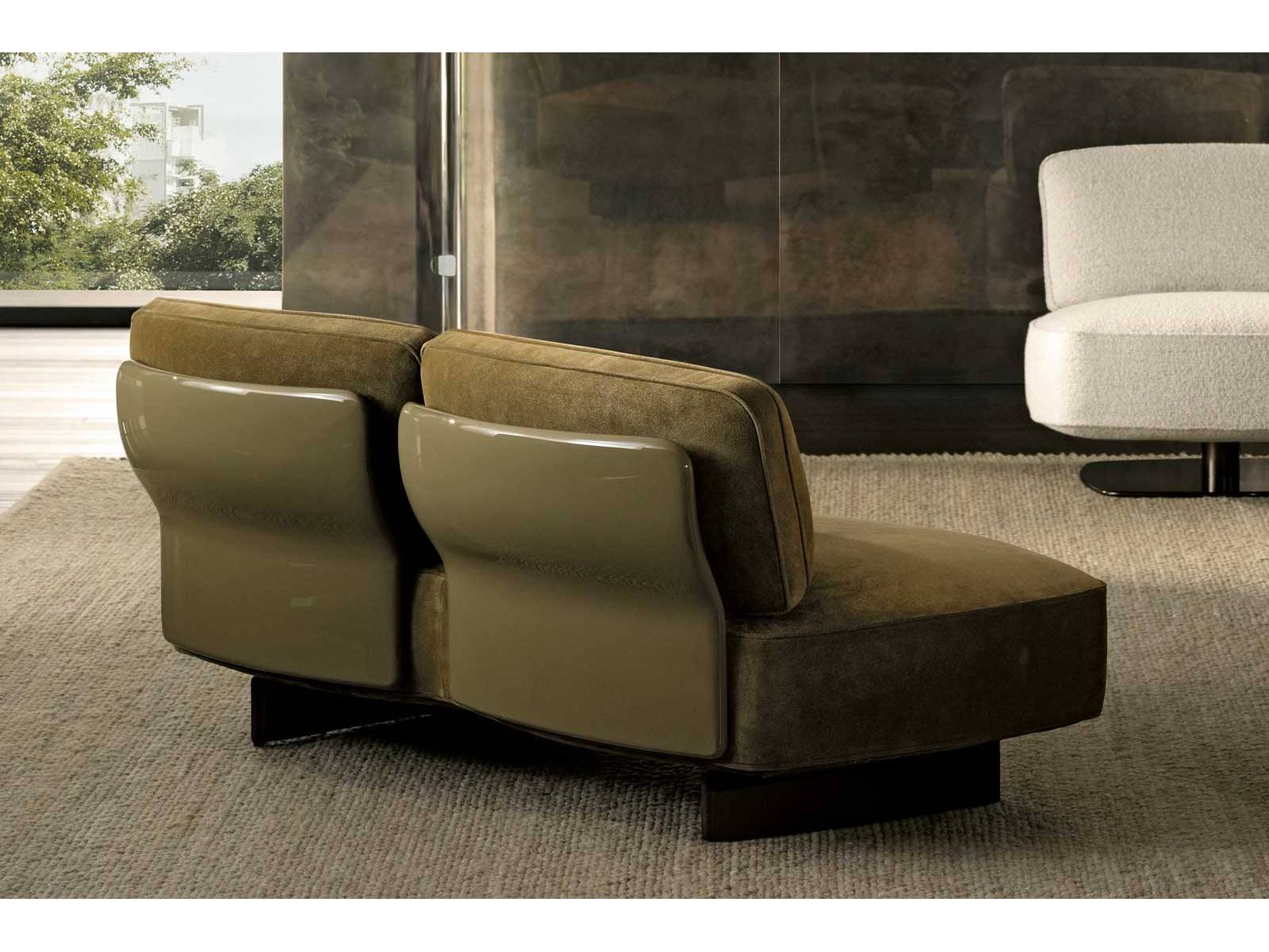 Geschwungene Paneele umschliessen die «Saki», als hätte jemand das Prinzip der Blüte auf Polstermöbel übertragen. Die feinen Einschnitte, die Farben, die Kombinier­barkeit – alles wirkt wie ein stilles Versprechen, dass Komfort und Eleganz auch leise auftreten dürfen. Design: Nendo. MINOTTI.