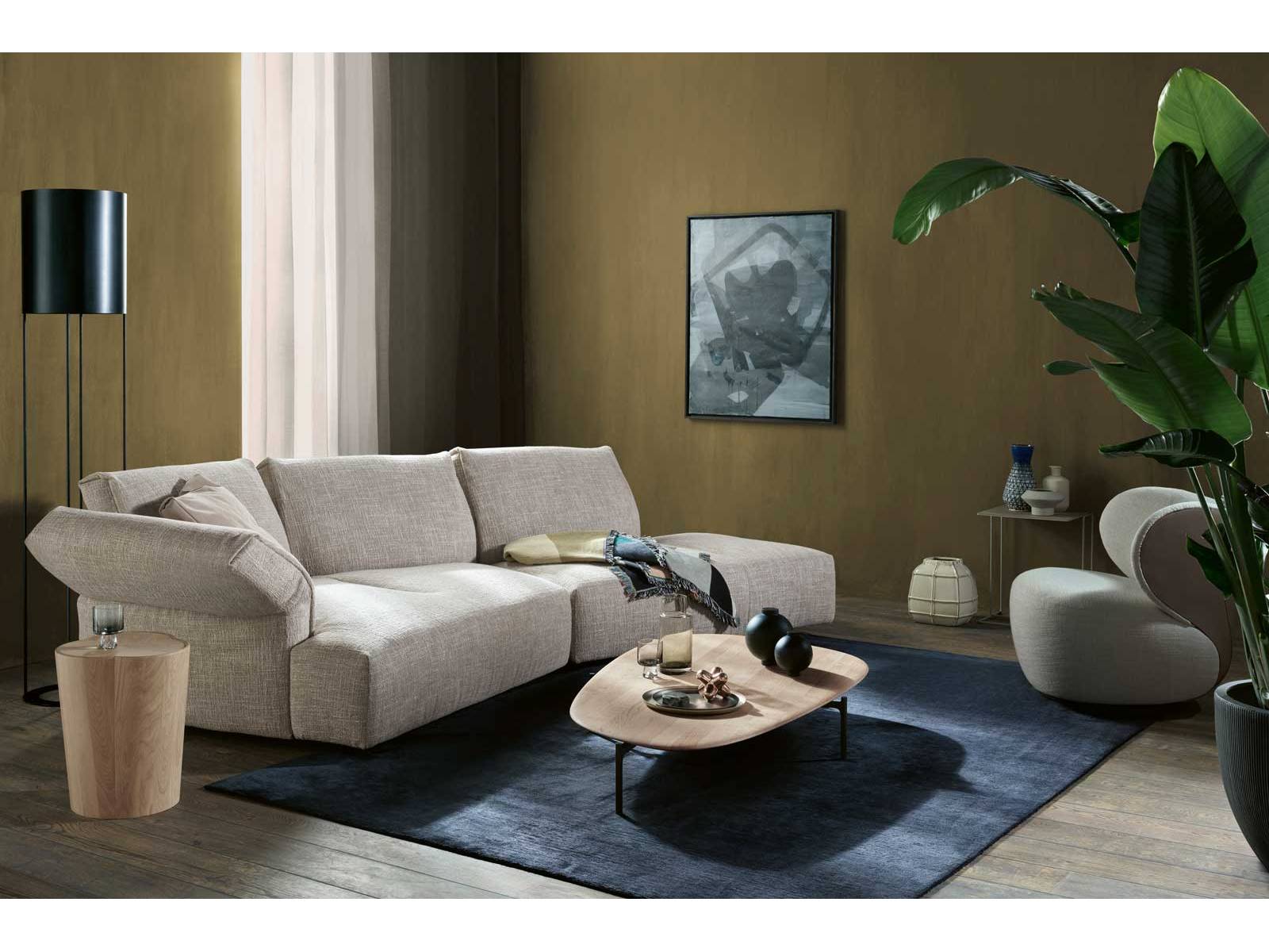 «Molamisa» ist das Sofa, das den Alltag in Behaglichkeit verwandelt: Sanft geschwungene Flächen und flexibel anpassbare Rückenlehnen laden zum Fallenlassen ein, während klare Linien dem Komfort Haltung geben. Design: EOOS. WALTER KNOLL.