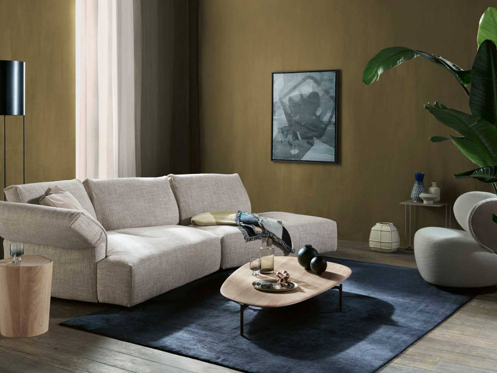«Molamisa» ist das Sofa, das den Alltag in Behaglichkeit verwandelt: Sanft geschwungene Flächen und flexibel anpassbare Rückenlehnen laden zum Fallenlassen ein, während klare Linien dem Komfort Haltung geben. Design: EOOS. WALTER KNOLL.