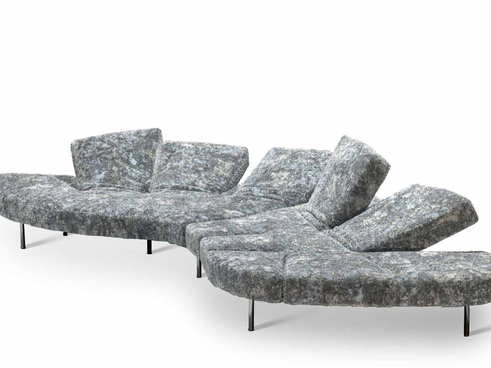 Monica Mazzei, die stille Alchimistin von Edra, lässt mit den Stoffen der Kollektion «Gems» Sitzmöbel in den Farben edler Steine erstrahlen. Jede Textur präsentiert sich wie ein Fundstück aus der Schatzkammer der Natur - lebendig, tief und voller Überraschungen. Foto Moggi. EDRA.