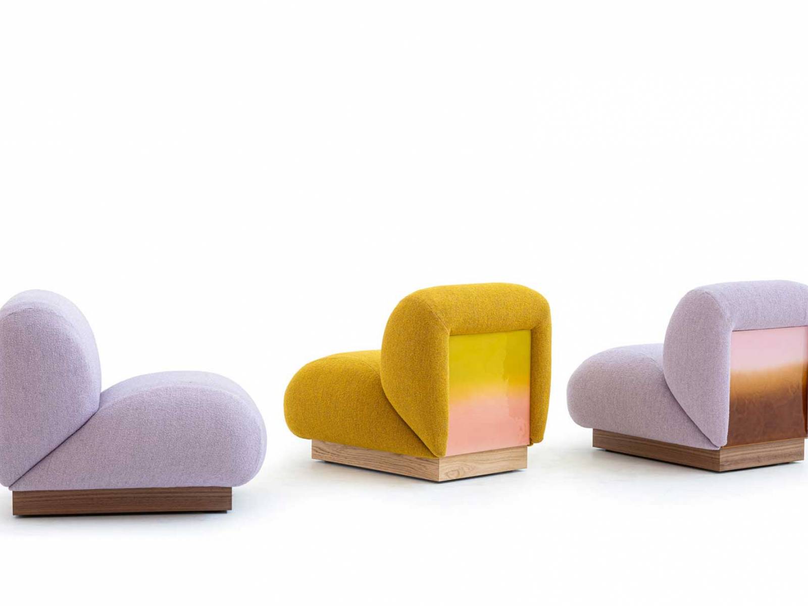 Feuerglasierte Keramikrückenlehnen und ein schwebender Holzsockel machen den Sessel «Clay» von Zanellato / Bortotto zu einem Sitzmöbel, das Design und Handwerk auf neue Weise verbindet. Bezogen ist das schöne Stück mit dem neuen «Velvet Stretch» von Fischbacher 1819. MOROSO.