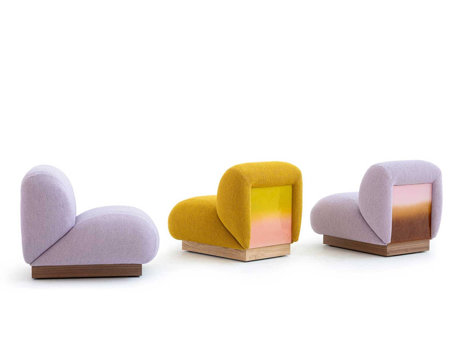 Feuerglasierte Keramikrückenlehnen und ein schwebender Holzsockel machen den Sessel «Clay» von Zanellato / Bortotto zu einem Sitzmöbel, das Design und Handwerk auf neue Weise verbindet. Bezogen ist das schöne Stück mit dem neuen «Velvet Stretch» von Fischbacher 1819. MOROSO.