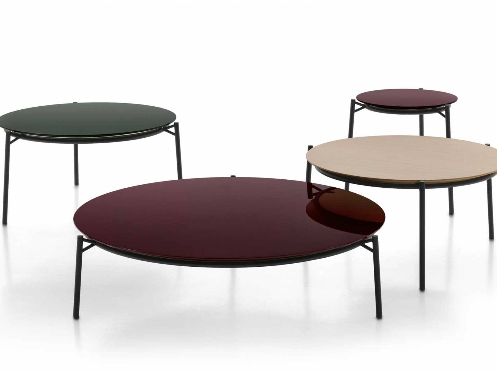 Wie ein Balanceakt zwischen Leichtigkeit und Präzision schweben die Beistelltische von Marco Lavit auf ihren grazilen Stahlgestellen. «Cantle» gibt es in drei Grössen und edlen Oberflächen – von Canaletto Nussbaum bis Hochglanz lackiert. Foto Lorenzo Cappellini Baio. MDF ITALIA.