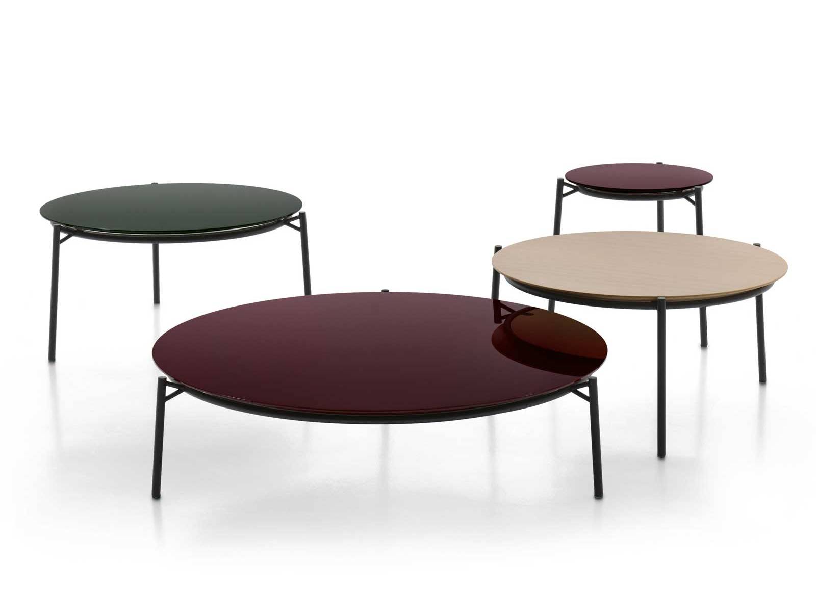 Wie ein Balanceakt zwischen Leichtigkeit und Präzision schweben die Beistelltische von Marco Lavit auf ihren grazilen Stahlgestellen. «Cantle» gibt es in drei Grössen und edlen Oberflächen – von Canaletto Nussbaum bis Hochglanz lackiert. Foto Lorenzo Cappellini Baio. MDF ITALIA.