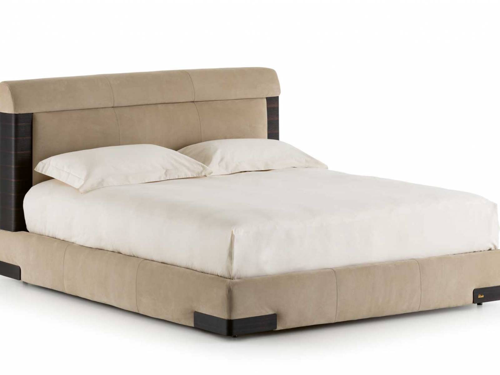 Holz und Stoff im sanften Duett: Matteo Nunziatis «Elia» zelebriert die Nacht. Holzelemente flankieren Träume, während das Logo der ­Herstellers flüstert: Hier schläft man mit Stil und Komfort. FLOU.