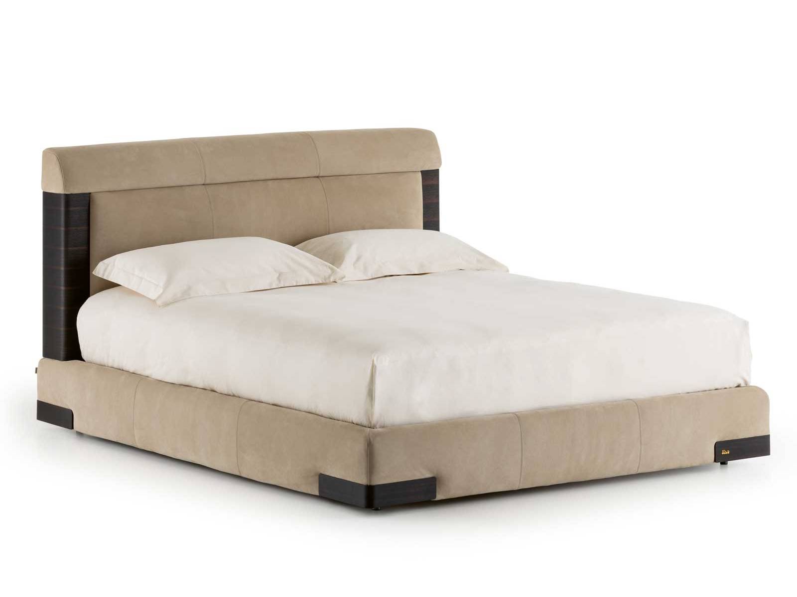 Holz und Stoff im sanften Duett: Matteo Nunziatis «Elia» zelebriert die Nacht. Holzelemente flankieren Träume, während das Logo der ­Herstellers flüstert: Hier schläft man mit Stil und Komfort. FLOU.