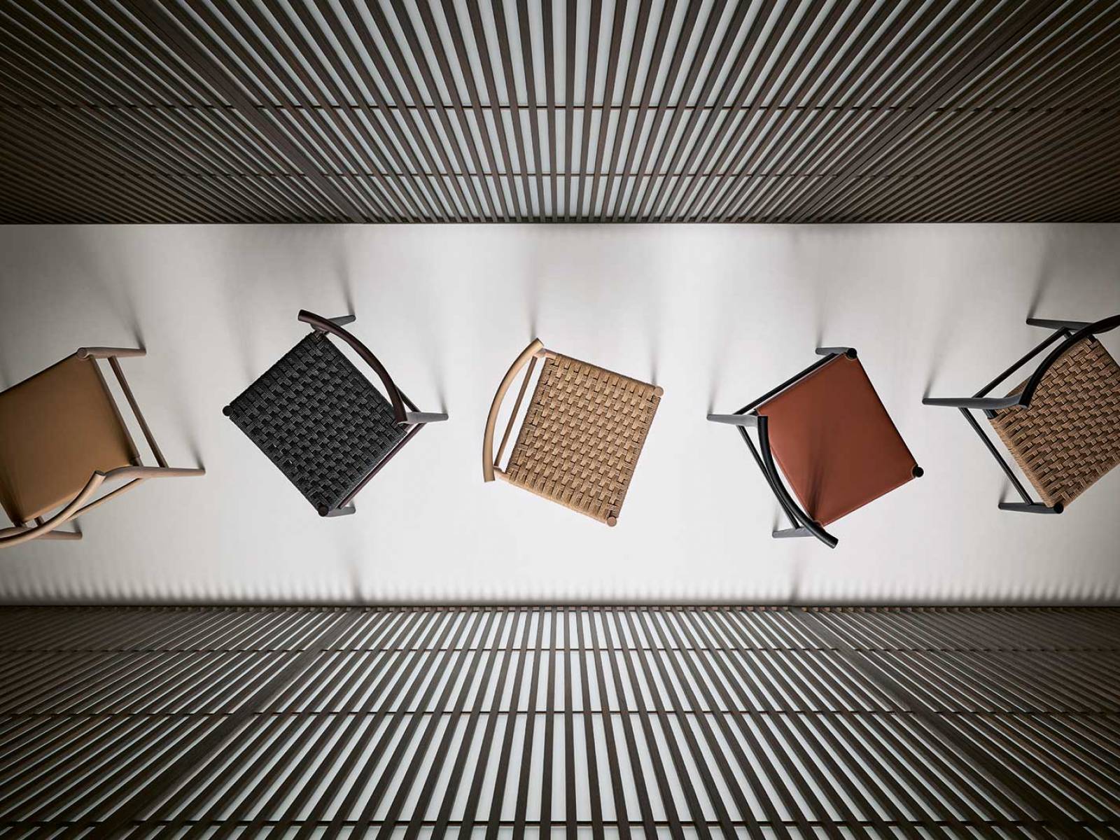 Rimadesio präsentiert seine ersten Sitzmöbel, darunter den Stuhl «Wabi», in dem Giuseppe Bavuso fernöstliche Philosophie und nordische Handwerkskunst vereint. Klare Linien und natürliche Materialien unterstreichen die meditative Ausstrahlung des Entwurfs. Die Sitzfläche ist mit gewebter Kordel, aber auch in Leder erhältlich. RIMADESIO.