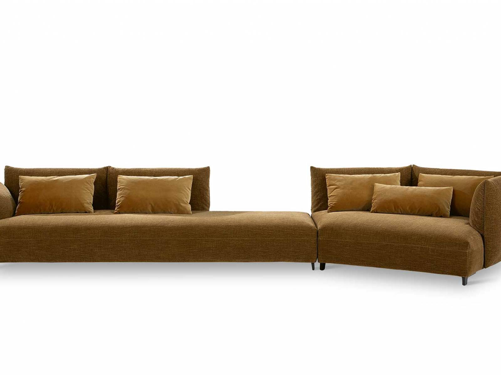 Ein Sofa, dessen abnehmbarer Bezug aus Stoff oder Leder Wandelbarkeit und zeitlose Eleganz verspricht. Klare Linien treffen auf sinnlichen Komfort. Die sorgfältige Verarbeitung macht «Joan» zu einem Möbel, das seinen Besitzer lange begleitet. Design: Jean-Marie Massaud. POLIFORM.