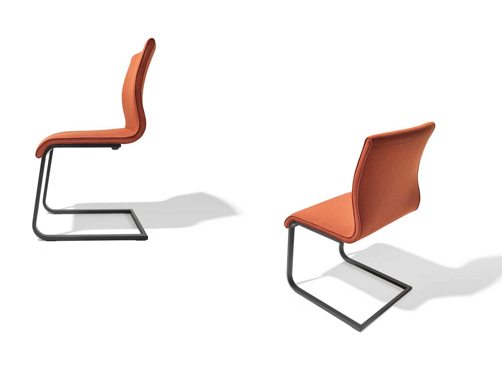 Terrakotta, die Farbe der Erde, die Wärme des Südens: Team 7 hüllt seine Möbel in den kräftigen Rot-Orange-Ton, der dem Raum ein mediterranes Flair verleiht und ideal mit Naturholz harmoniert. TEAM7.