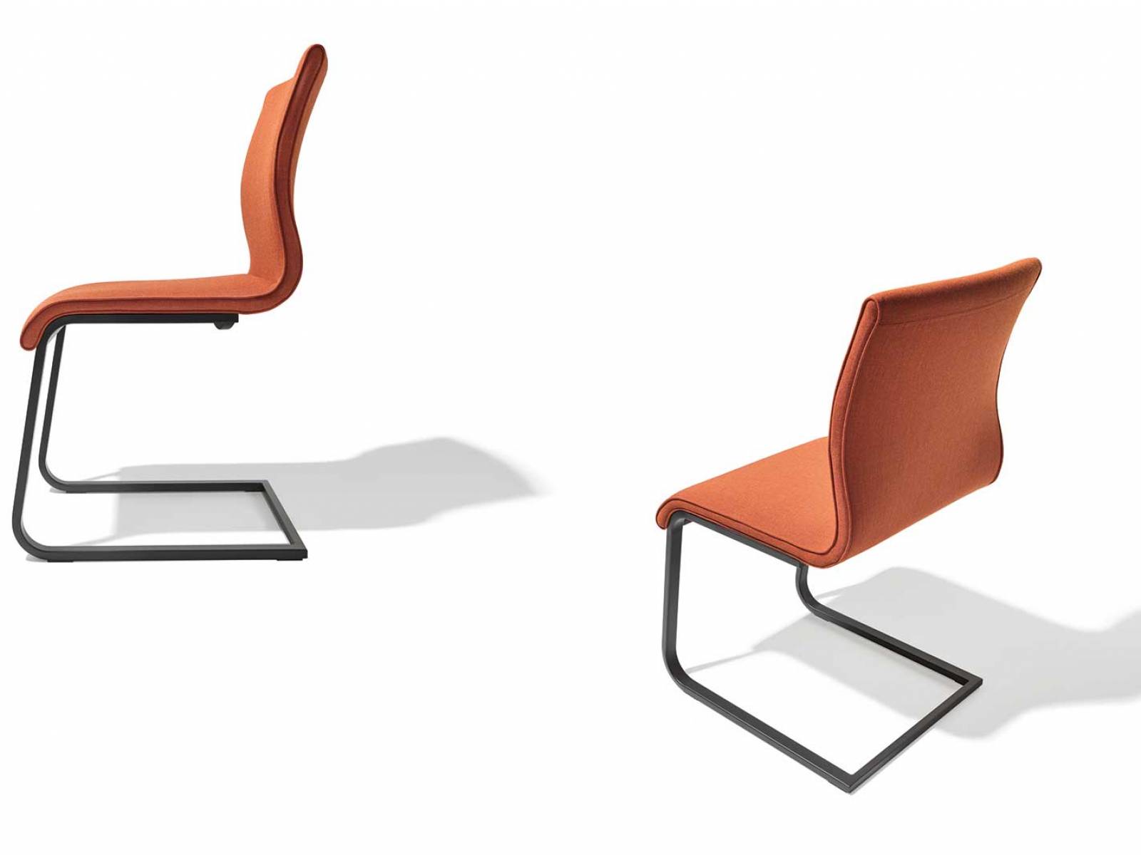 Terrakotta, die Farbe der Erde, die Wärme des Südens: Team 7 hüllt seine Möbel in den kräftigen Rot-Orange-Ton, der dem Raum ein mediterranes Flair verleiht und ideal mit Naturholz harmoniert. TEAM7.