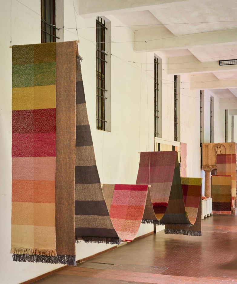 Das in Zürich ansässige Unternehmen Edelgrund präsentierte an der Via Solferino eine Installation mit dem Namen «Chador», die das reiche Erbe persischer Geschichten durch die Kunst von Teppichen hervorhob. Ziel war es, die komplizierte Schönheit der Teppichkonstruktion zu zeigen und gleichzeitig DesignerInnen die Möglichkeit zu geben, ihre Kreativität durch das Mischen von gewünschten Farben, Streifen und kreativen Mustern auszudrücken. EDELGRUND.COM