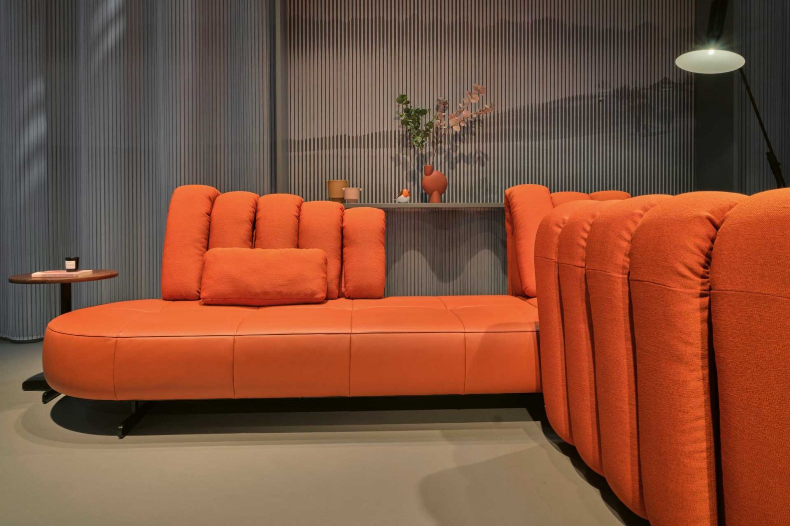 De Sede reiste mit einem einzigen Möbel an die Messe nach Mailand: Mit dem «DS-888 Collina», das gemeinsam mit Atelier Oï entwickelt wurde. Die neue, modulare Sitzskulptur wurde in sechs Varianten ge-zeigt – sowohl für den Outdoor- wie Indoorbereich. Eyecatcher des Möbels sind die Rückenlehnen, die sich rundum verschieben und in der Höhe verstellen lassen und an die Schweizer Voralpen erinnern sollen. DESEDE.CH