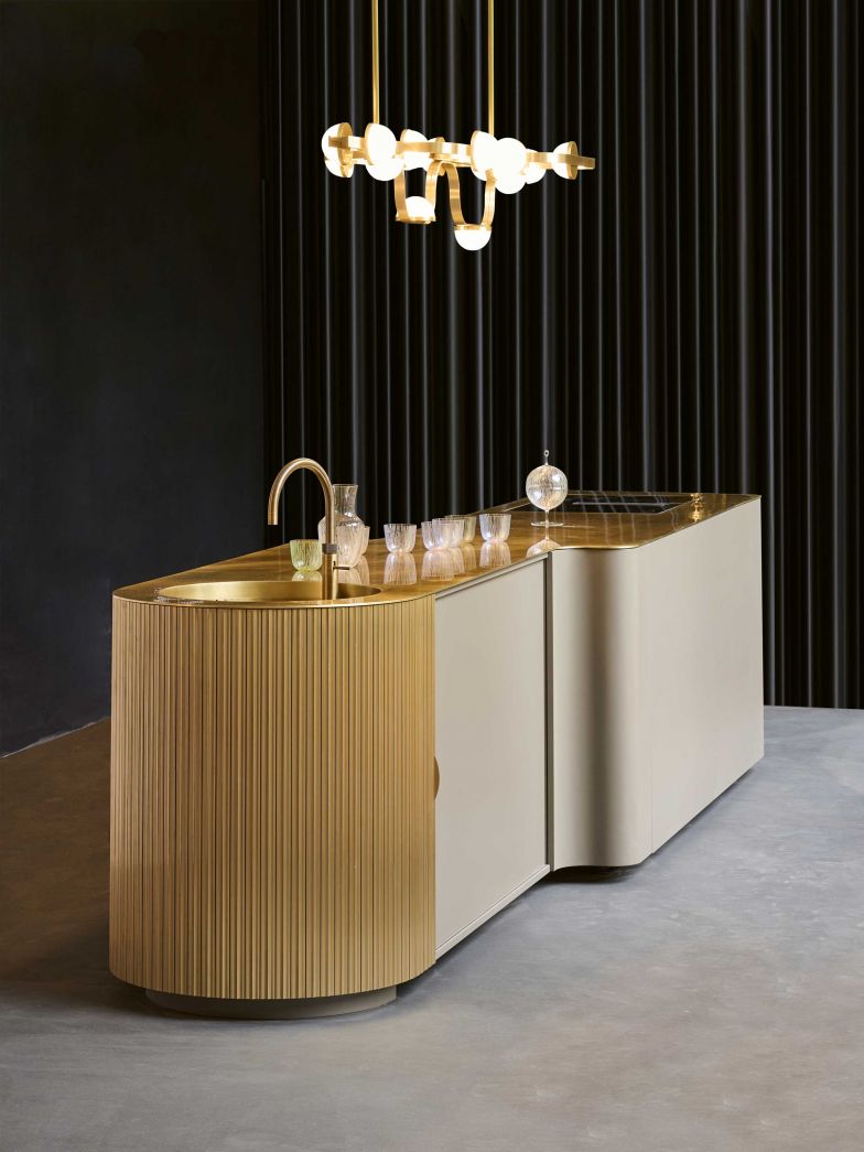 Sie hat für Aufsehen gesorgt, die neue «Orea x Wogg» Küche in dieser «goldglänzenden» Ausführung; entworfen von Bodo Sperlein, ausgestattet mit der patentierten Wogg-Rollfront sowie der hochwertigen Messingplatte und massgefertigten Spüle von Morath AG überzeugte sie mit ihrem einzigarten Stil und ihrer Funktion. OREA-KUECHEN.CH / WOGG.CH