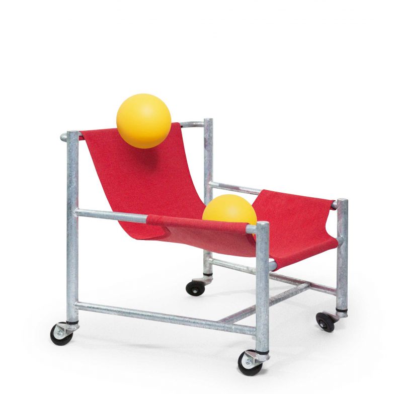 Das Designerduo Scheidegger Pauli hat für die Terrasse des Théâtre Vidy-Lausanne einen Gartensesel aus Stahlrohr und Segeltuch entworfen, der einerseits von architektonischen Details des Theaters, andererseits von ikonischen Schweizer Gartenmöbeln inspiriert ist. Dank der Rollen lässt er sich leicht umherschieben und bei Nichtgebrauch ineinander gestapelt beiseite stellen. Dazu gibt’s abnehmbare Tischchen und Sonnenschirmhalter. SCHEIDEGGERPAULI.COM