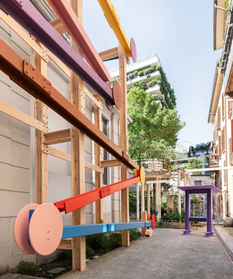 Eine überdimensionale «Chugelibahn» zierte die Fassade des Casa degli Artisti und liess keine Zweifel offen, unter welchem Motto das House of Switzerland seine unterschiedlichen Ausstellungen präsentiert: «Joy!» Junge Talente, Hochschulen, DesignerInnen, Marken und Galerien aus der ganzen Schweiz stellten hier ihre Installationen und Produkte vor: Sie sollten zum Nachdenken anregen, was Design in uns auslöst, wenn es als positive Kraft der gesellschaftlichen Transformation eingesetzt wird. Künstlerische Leitung: Dorothee Dähler, Kaj Lehmann, Lukas Marstaller, Oliver-Selim Boualam, Yeliz Secerli. HOUSEOFSWITZERLAND.ORG