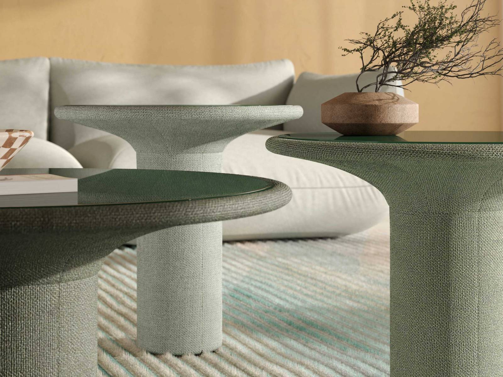 Der Designer Lukas Heintschel hat seinen Beistelltisch «Echo» in Textil gehüllt. Der kelchförmige Korpus ist wahlweise mit Stoff oder Leder bezogen, ganz ohne harte Kanten. Einen schönen Kontrast bildet die Platte aus Glas, die sich zum Reinigen leicht herausnehmen lässt. COR.