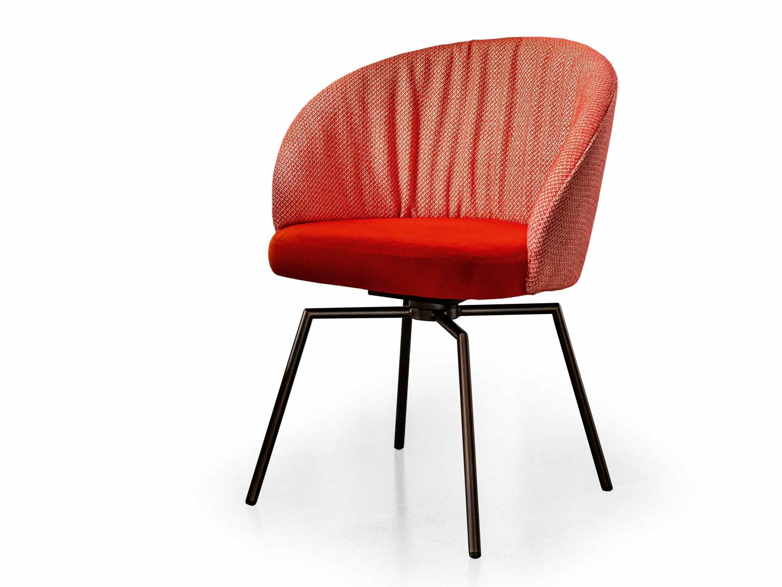 Wer bei «Giro» nicht auf den ersten Blick schockverliebt ist, den überzeugt vielleicht ein einfacher Sitztest: Der flexible Rücken mit eingenähtem Kissen bietet nicht nur mehr Halt, er ist auch unglaublich bequem. KFF.