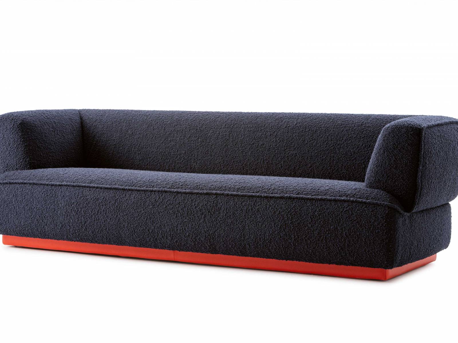 Das Sofa «Loya» des Rotterdamer Studios Truly Truly wirkt wie aus einem Guss und bietet von den Lehnen bis zur Sitzfläche komfortable Blöcke. Selbst das Untergestell ist gepolstert und kann in einem anderen Material als der Rest des Sofas bezogen werden. LEOLUX.