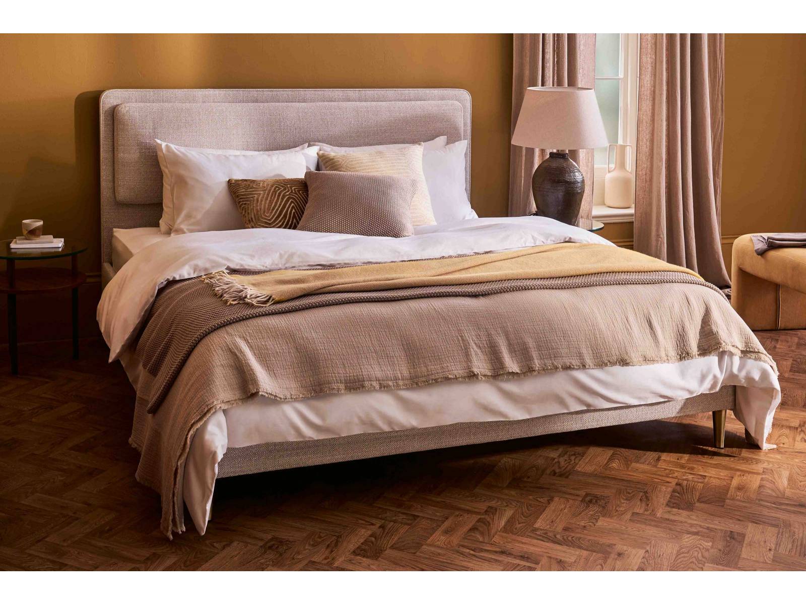 Dieses Bett trägt den Namen einer Prinzessin. Wir zweifeln jedoch daran, dass «Charlotte» eine Erbse unter der Naturmatratze spüren würde. Die ist nämlich sehr hochwertig verarbeitet und unter anderem aus Exmoor-Hornwolle und Tencel aus der Region gefertigt. VISPRING.