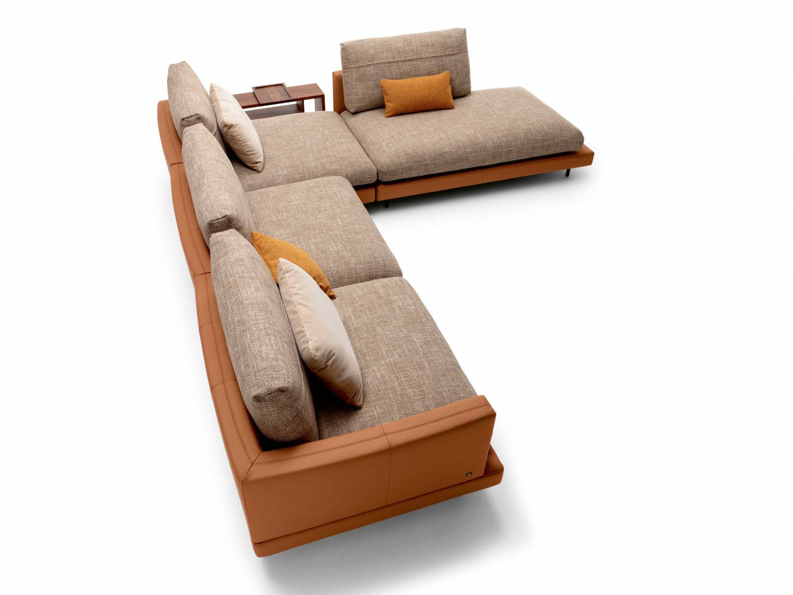 Der deutsche Möbelhersteller hat zum 60. Jubiläum das Designerpaar Silja und Norbert Beck mit einer modernen Überarbeitung des Sofa-Klassikers «Addiform» beauftragt. «Sina» heisst der Neuzugang, was soviel wie die Schöne heisst und keiner weiteren Erklärung bedarf. ROLF BENZ.