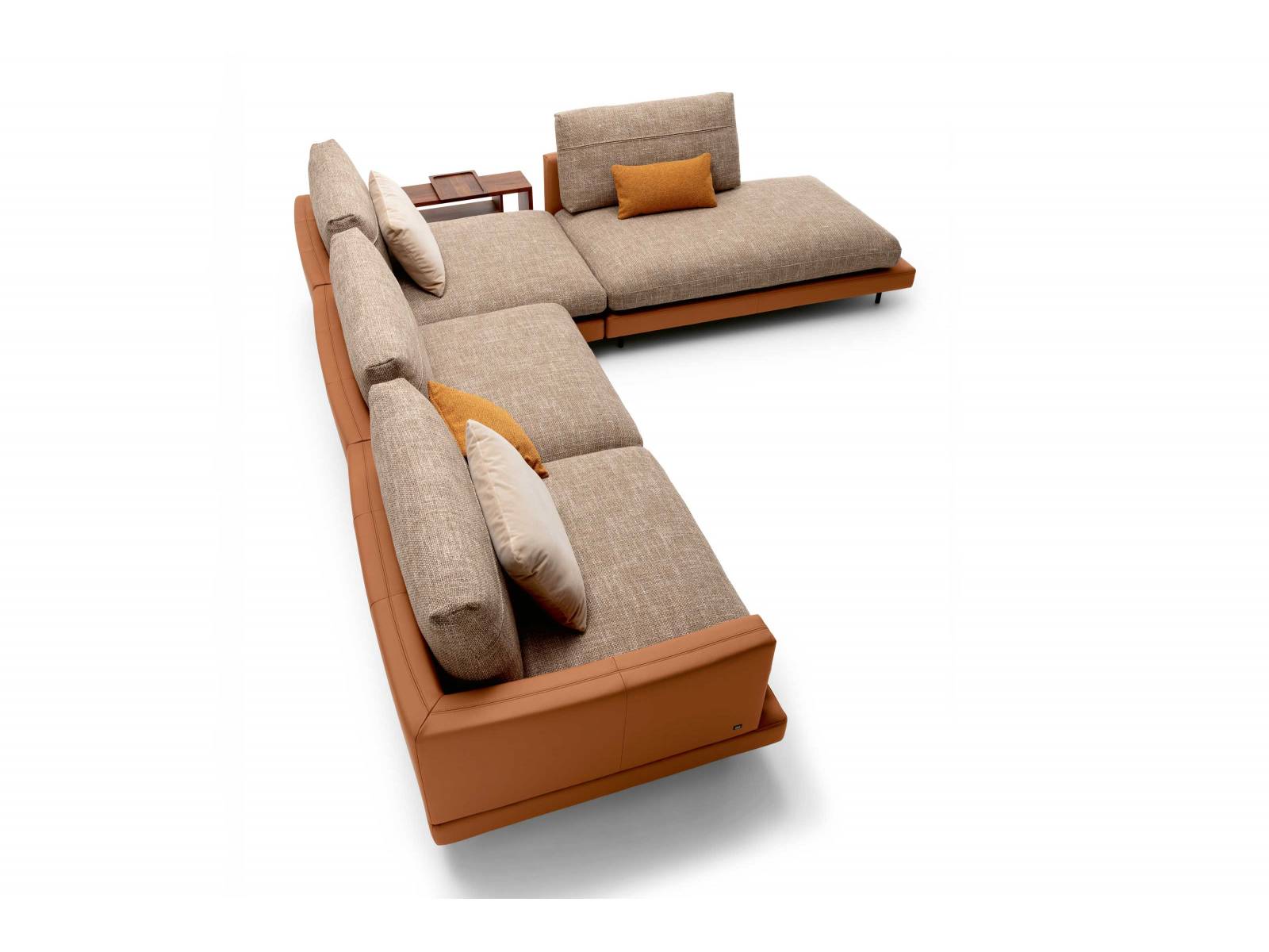 Der deutsche Möbelhersteller hat zum 60. Jubiläum das Designerpaar Silja und Norbert Beck mit einer modernen Überarbeitung des Sofa-Klassikers «Addiform» beauftragt. «Sina» heisst der Neuzugang, was soviel wie die Schöne heisst und keiner weiteren Erklärung bedarf. ROLF BENZ.