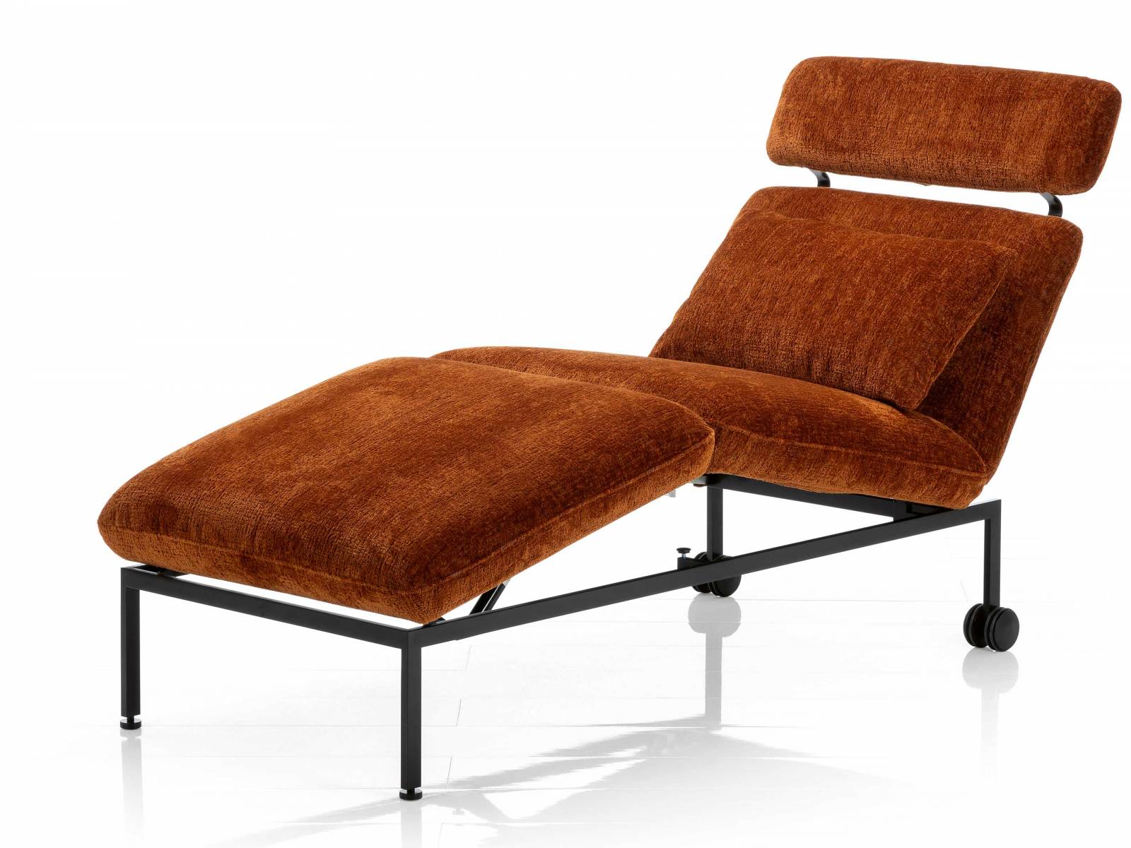Da Roland Meyer-Brühls «Roro 98» nichts an Aktualität eingebüsst hat, kommt der Klassiker nun als Re-Edition zurück. Neben dem Zweisitzer und der Chaiselongue gibt es eine Relaxliege mit verstellbarer Rückenlehne sowie einem Gelenk zum Abknicken der Liegefläche. Abziehbare und erneuerbare Bezüge machen das Möbel langlebig und nachhaltig. BRÜHL.