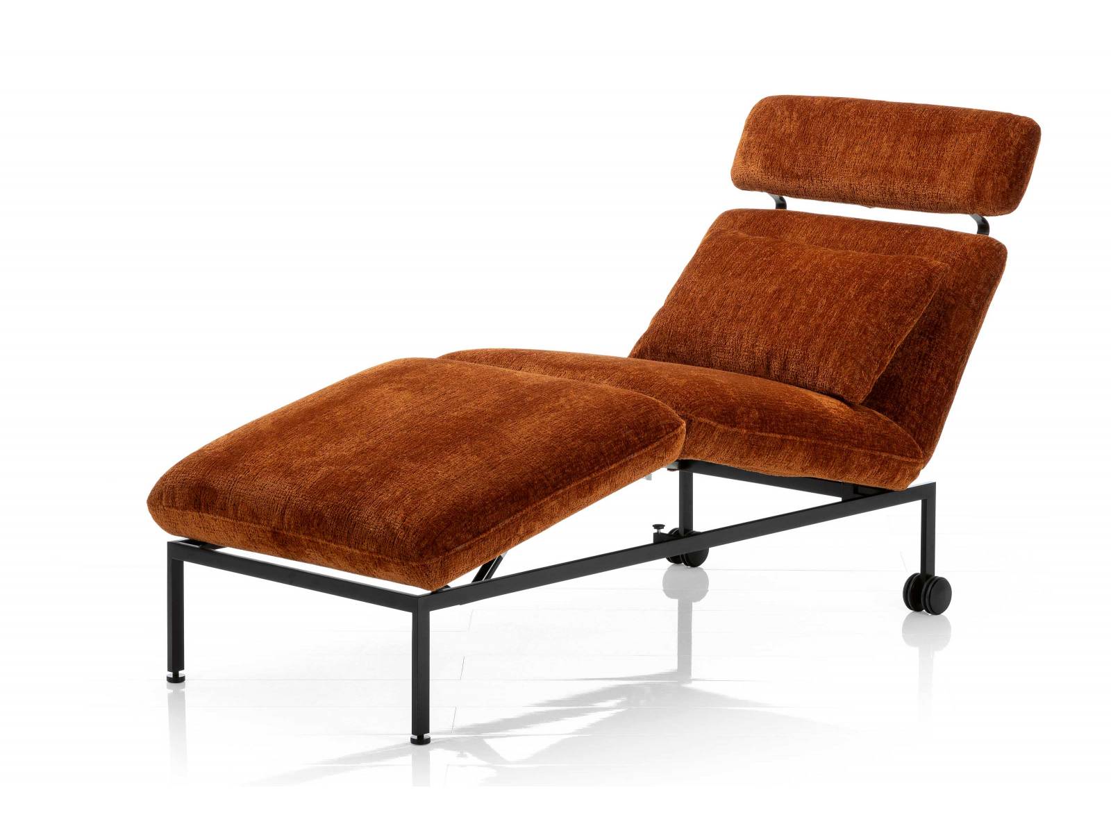 Da Roland Meyer-Brühls «Roro 98» nichts an Aktualität eingebüsst hat, kommt der Klassiker nun als Re-Edition zurück. Neben dem Zweisitzer und der Chaiselongue gibt es eine Relaxliege mit verstellbarer Rückenlehne sowie einem Gelenk zum Abknicken der Liegefläche. Abziehbare und erneuerbare Bezüge machen das Möbel langlebig und nachhaltig. BRÜHL.