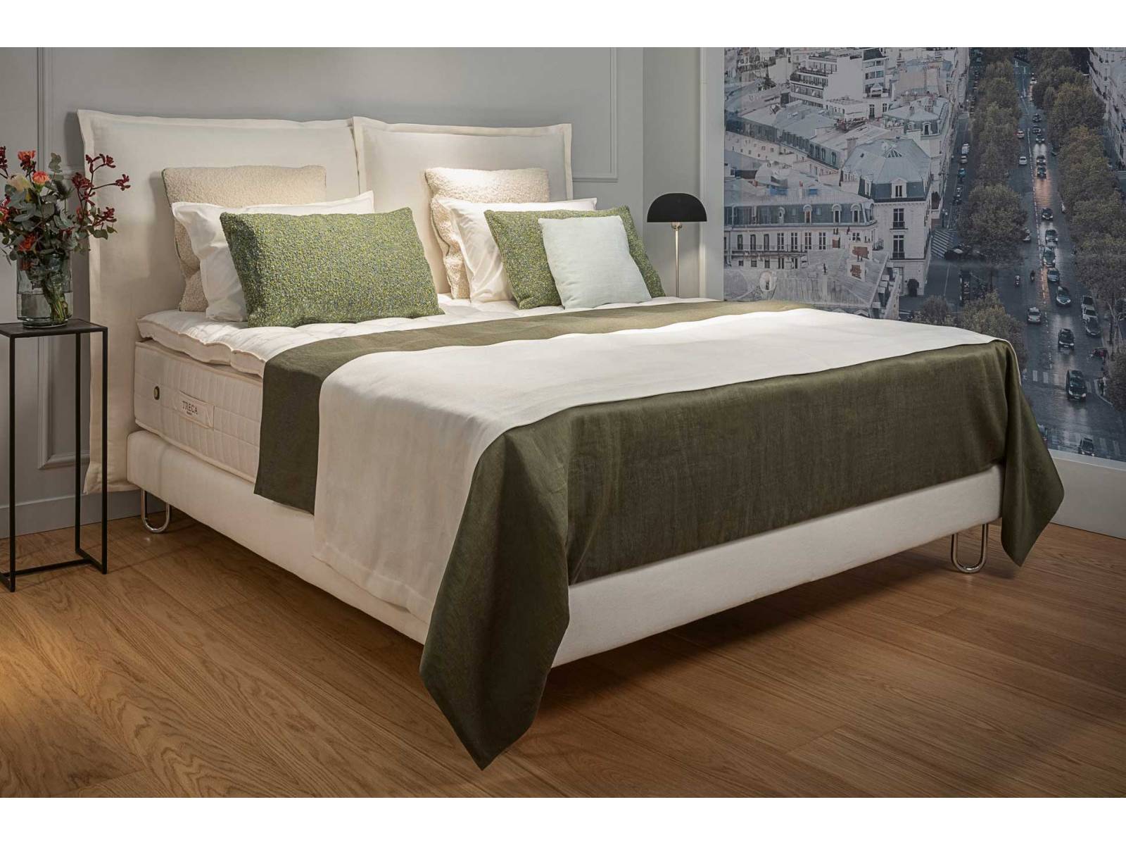 Sich fallen lassen und auf einer luftig weichen Wolke ausruhen – diese Vorstellung diente dem Designer Andreas Weber als Inspiration. Zwei schmal dimensionierte Polsterflächen, eingerahmt von leger gearbeiteten Doppelbiesen, bilden das Kopfteil von «Angèle» und betonen den textilen, femininen Charakter. TRECA.